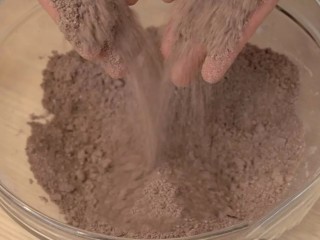 2、白巧克力树莓塔,用手搓成粗沙状，这步需要有耐心