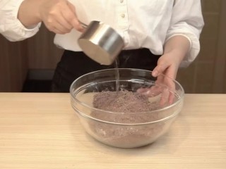 3、白巧克力树莓塔,倒入冰水