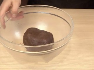 5、白巧克力树莓塔,按压成光滑面团