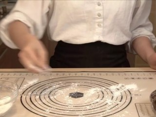 6、白巧克力树莓塔,用保鲜膜包好，放到冰箱冷藏至少2小时，冷藏好后，台面撒少许面粉防粘