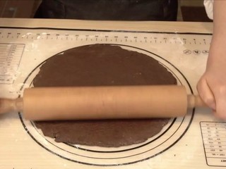 7、白巧克力树莓塔,以8寸为例，擀成一个10寸（25cm）左右的塔皮，才开始擀会比较硬，可以用擀面杖一边压，一边慢慢擀开，四周有裂开的，可以捏一下修复