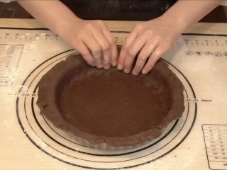 8、白巧克力树莓塔,转移到模具里，把塔皮捏实