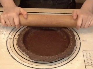 9、白巧克力树莓塔,用擀面杖去掉上面多余的塔皮