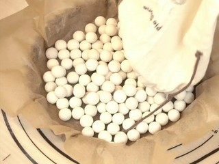 11、白巧克力树莓塔,塔皮里垫上一张烘焙纸，压上烘焙石或豆子（也是为了防止塔皮凸起），再冷藏15分钟