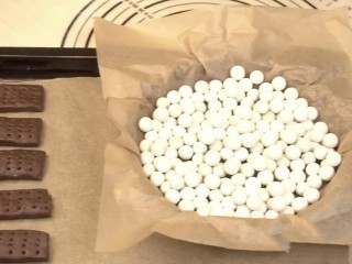 12、白巧克力树莓塔,边角料可以做成小饼干状，烤箱预热175度，烤25-30分钟