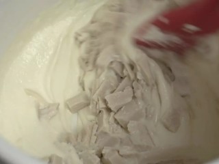 15、白巧克力树莓塔,在一口小锅里倒入淡奶油、奶油奶酪、黄油，开小火边加热边搅拌，（若有奶酪颗粒，可以用打蛋器抽打到顺滑）直到沸腾后熄火。倒入切碎的白巧克力，用余温使其融化