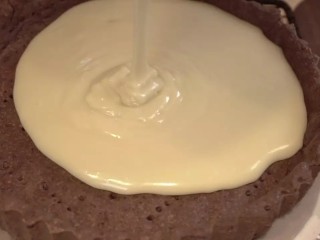 17、白巧克力树莓塔,白巧克力馅倒入塔皮