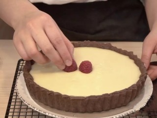 18、白巧克力树莓塔,顶部放上树莓，放冰箱冷却定型