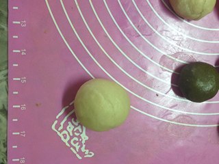 7、紫薯蛋黄抹茶酥,包起口朝下