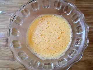7、十味   香酥南瓜条,用筷子把鸡蛋打散。