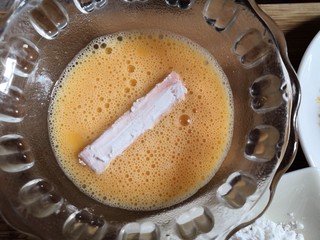 9、十味   香酥南瓜条,拍去表层多余的淀粉，再放入鸡蛋液中，让南瓜条外面均匀的粘上鸡蛋液。