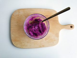 1、爱的沼夫三明治,蒸好的紫薯去皮加入适量的色拉酱用勺子压成泥状备用