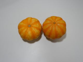 1、低卡轻食健康减肥—藜麦南瓜沙拉,南瓜洗净