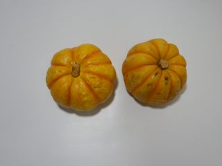 4、低卡轻食健康减肥—藜麦南瓜沙拉,打好的南瓜撕去保鲜膜,小心热气烫手哦