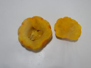 5、低卡轻食健康减肥—藜麦南瓜沙拉,把上盖切掉。