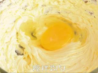 3、松脆【抹茶夹心曲奇】快手好滋味。,打入鸡蛋，搅打均匀