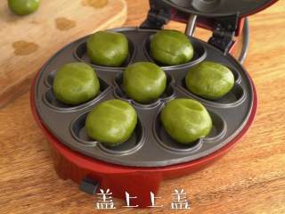 7、松脆【抹茶夹心曲奇】快手好滋味。,小红锅最高温预热完成后，放入饼胚，盖上上盖
