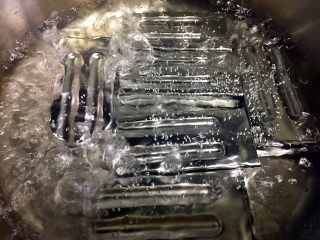 1、雪糕????????????……炎炎夏日带来阵阵清爽,雪糕磨具沸水煮一下消毒,捞出控干水分