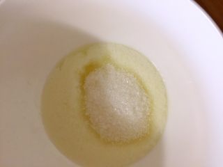 3、雪糕????????????……炎炎夏日带来阵阵清爽,酸奶及砂糖倒入容器里