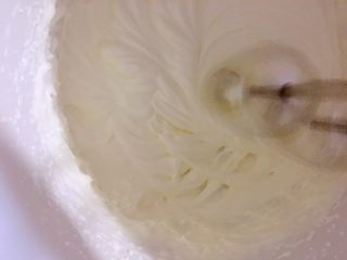 5、雪糕????????????……炎炎夏日带来阵阵清爽,淡奶油放入无油无水的容器里打发至六七成油明显纹路可流动