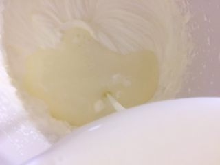 7、雪糕????????????……炎炎夏日带来阵阵清爽,将酸奶倒入奶油里