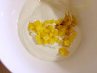 9、雪糕????????????……炎炎夏日带来阵阵清爽,一半倒入果粒