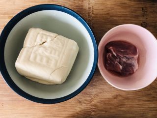 1、麻婆豆腐,豆腐一块，肉是家里剩下的一块，我直接解冻用自己家的料理机打成了肉末