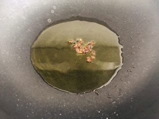 5、麻婆豆腐,锅内入油，下入花椒，出香味后捞出