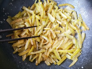 9、柚子皮糖,倒入挤干水的柚子皮中大火用筷子快速翻炒至吸干所有冰糖浆。