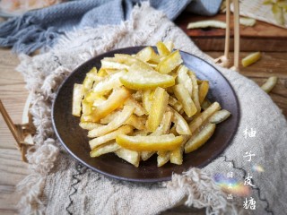 11、柚子皮糖,柚子皮糖出锅，好看又好吃的零食就完成了。