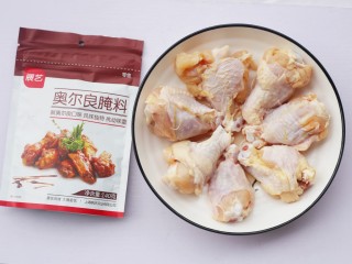 1、骨头都啃光的奥尔良鸡翅根,准备食材：鸡翅根7个，奥尔良腌料（包装袋腌制比例：肉：水：腌料=100:7:7），蜂蜜适量。