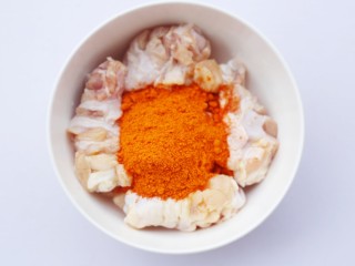 4、骨头都啃光的奥尔良鸡翅根,参照腌制比例将腌料倒入鸡翅根中。