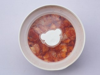 7、骨头都啃光的奥尔良鸡翅根,盖上盖子，放冰箱冷藏18到24小时。