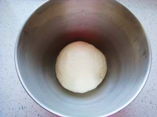 4、豆沙麻花棒,和成团后，盖上保鲜膜放置温暖处。