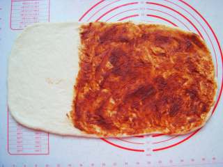 7、豆沙麻花棒,留下三分之一空白处，铺上一层豆沙。