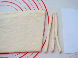 11、豆沙麻花棒,用刮板切两下，顶端不要切断，第三下切断。