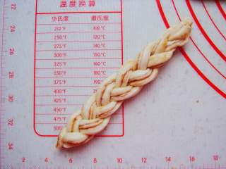 12、豆沙麻花棒,侧面向上编成小辫子，捏紧封口。