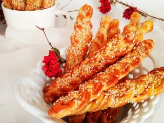 17、豆沙麻花棒,待晾凉后非常的酥脆哦。