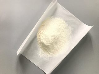 3、樱花天使纸杯蛋糕,低筋面粉和玉米淀粉混合过筛备用。