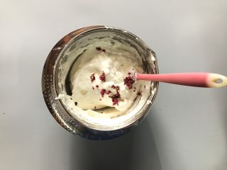 8、樱花天使纸杯蛋糕,切拌手法快速拌匀。加入切碎的樱花。