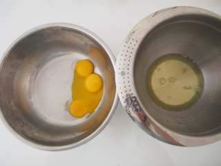 1、波点蛋糕卷,蛋白和蛋黄分离，蛋白放入无水无油的盆子中