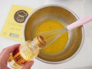 2、波点蛋糕卷,蛋黄中放入玉米油充分搅拌均匀