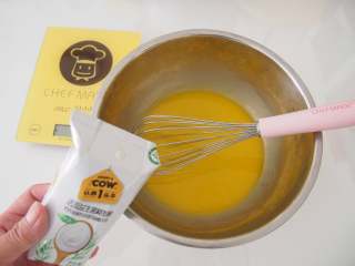 3、波点蛋糕卷,加入酸奶，充分搅拌均匀