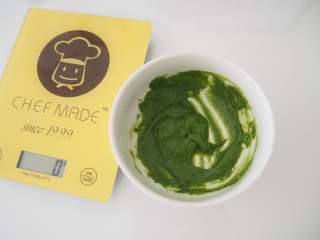 5、波点蛋糕卷,舀两勺面糊，加入抹茶粉搅拌均匀