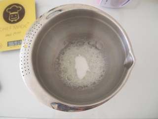 6、波点蛋糕卷,蛋白打出鱼眼泡后加入三分之一糖