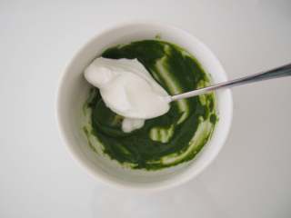 8、波点蛋糕卷,取适量蛋白霜加入抹茶面糊中，切拌均匀