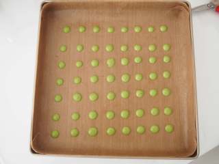 9、波点蛋糕卷,烤盘中铺上油布，将抹茶面糊装入裱花袋中，在油布上挤上波点，放入烤箱，160度中层上下火，烘烤1分钟定型后取出