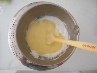 11、波点蛋糕卷,将蛋黄糊倒入剩余的蛋白霜中，切拌均匀