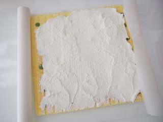 15、波点蛋糕卷,借助擀面杖将蛋糕卷卷起来，放入冰箱冷藏定型后就可以切开啦