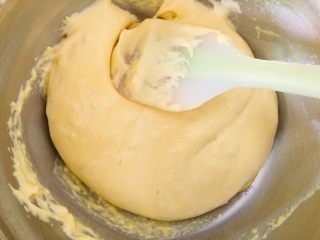 8、蛋黄小饼干,翻拌混合均匀。